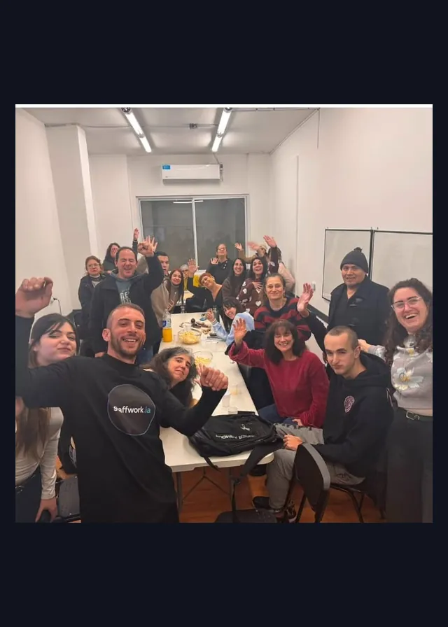 Grupo de alumnos saludando al cierre de una clase presencial