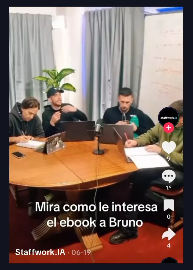 Transmisión en vivo del equipo en TikTok trabajando sobre los ebooks